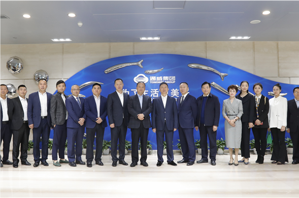 尊龙凯时水务集团董事长费功全一行旅行考察通威集团